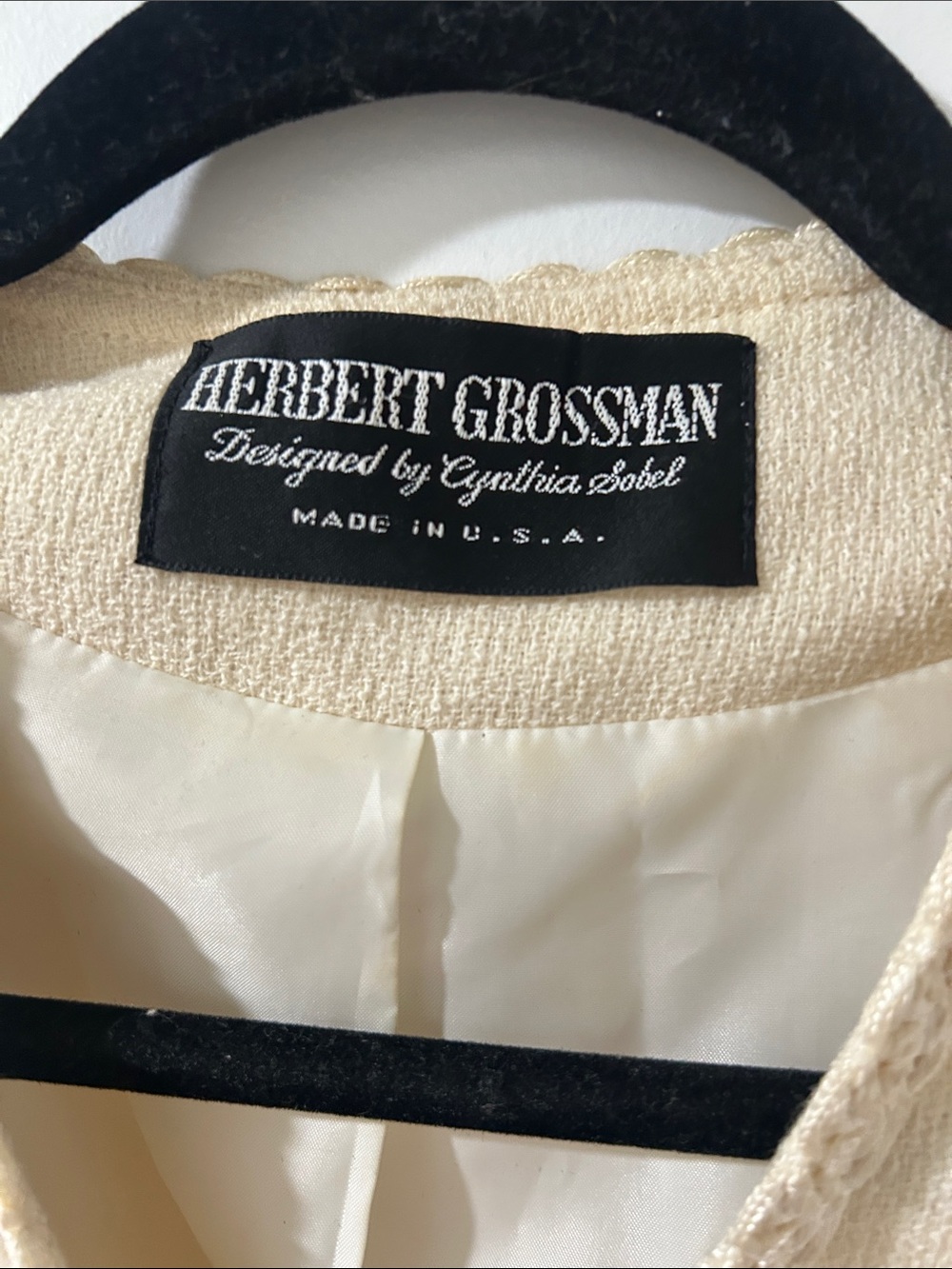 Herbert Grossman Vintage-Inspired Cream Bouclé Jacket with Gold Buttons - Picture 2 of 16